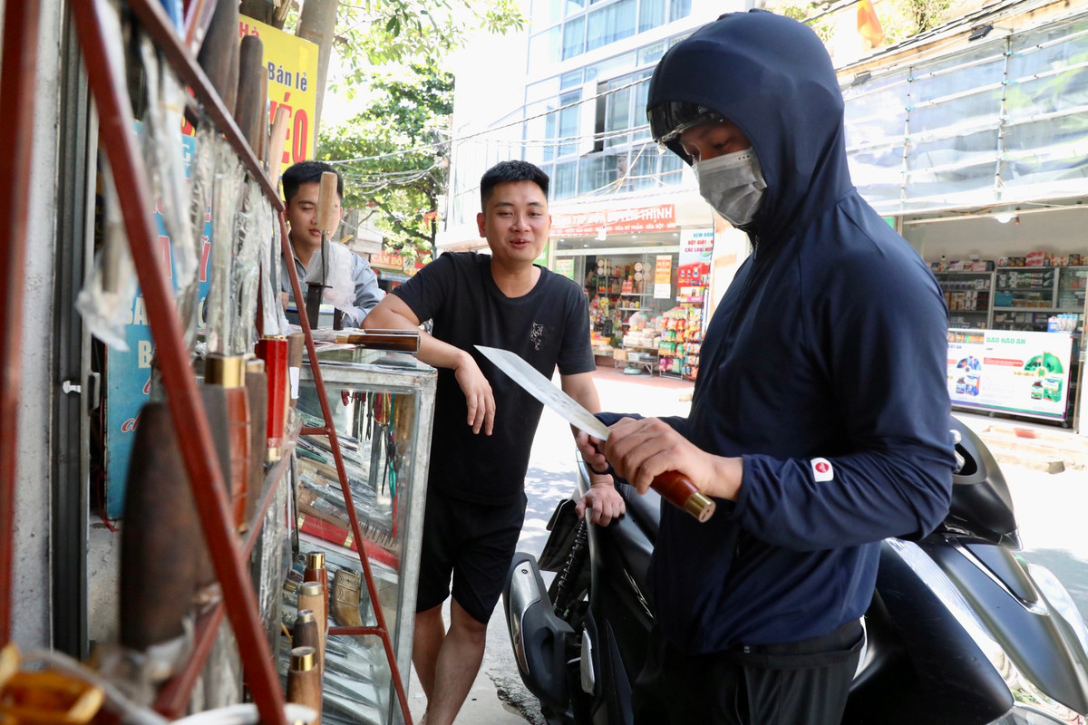 Khách hàng khi đến mua cho biết rất tin tưởng vào chất lượng rèn thủ công của làng nghề Đa Sỹ.