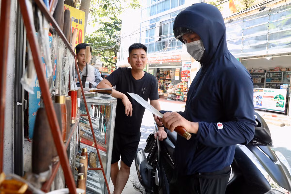 Khách hàng khi đến mua cho biết rất tin tưởng vào chất lượng rèn thủ công của làng nghề Đa Sỹ.