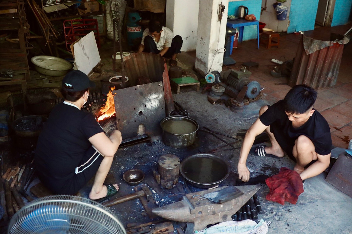 Trong không gian khoảng 20m2, gia đình ông Cung chia nhau việc, vừa rèn, vừa trực bán hàng cho khách. Do lò rèn ở vị trí mặt tiền nên chỉ cần đi ngang qua đầu làng Đa Sỹ là có thể nghe tiếng búa chan chát từ xa và thấy rõ những phôi thép rực sáng từ trong lò rèn của ông Cung. Ngoài khách hàng đến mua thì thi thoảng cũng có du khách ghé lò rèn để tham quan, tìm hiểu...