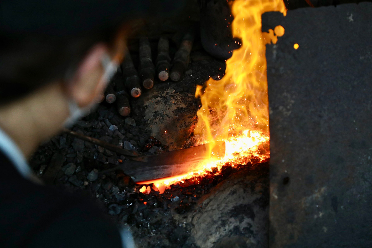 Ông Cung cho biết, mặt hàng được bán chạy nhất tại làng nghề Đa Sỹ hiện nay là các loại dao. Người làm nghề nơi đây luôn tự hào bởi khả năng tạo ra những con dao "chặt được cả sắt". Để rèn một con dao phải qua các công đoạn: rèn, dẻo (cắt thành hình các loại dao), rút (mài thô lưỡi dao bằng máy mài), tôi thép cho dao, mài thô, rồi lại mài đá bằng tay.