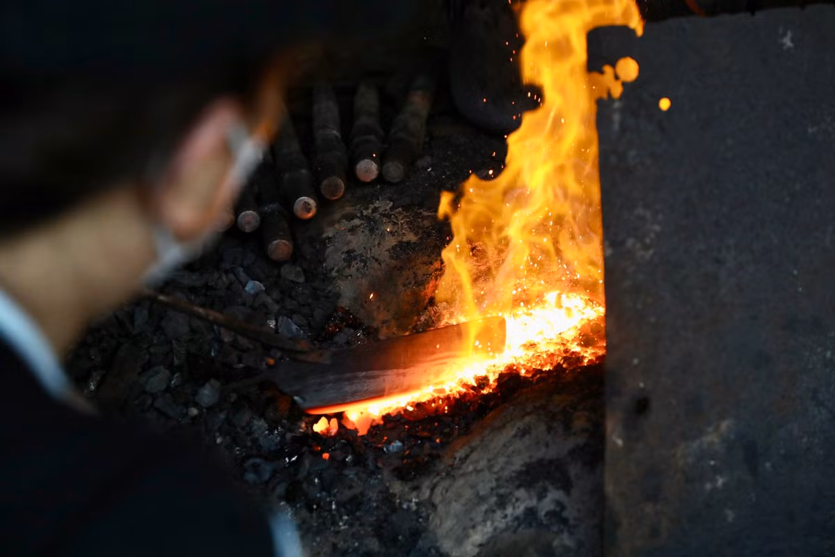 Ông Cung cho biết, mặt hàng được bán chạy nhất tại làng nghề Đa Sỹ hiện nay là các loại dao. Người làm nghề nơi đây luôn tự hào bởi khả năng tạo ra những con dao "chặt được cả sắt". Để rèn một con dao phải qua các công đoạn: rèn, dẻo (cắt thành hình các loại dao), rút (mài thô lưỡi dao bằng máy mài), tôi thép cho dao, mài thô, rồi lại mài đá bằng tay.