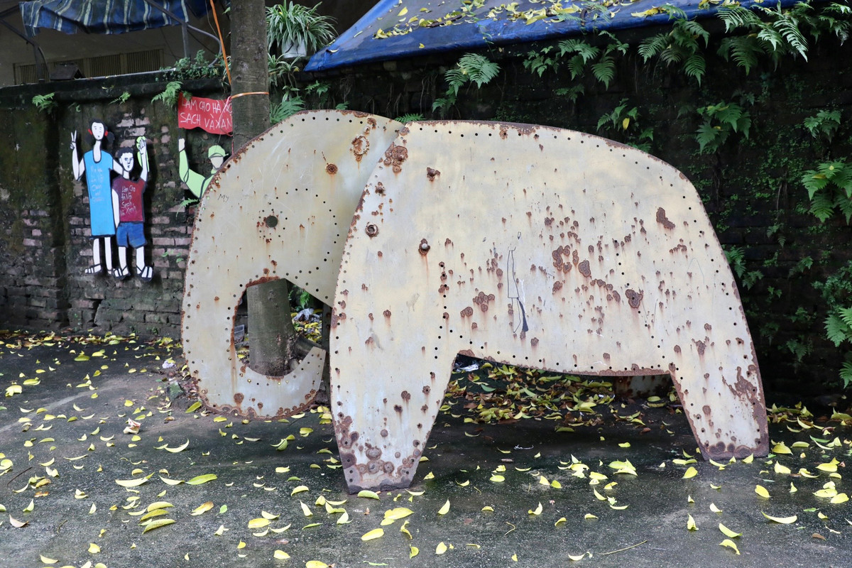 Sau một thời gian chịu ảnh hưởng của thời tiết, những tác phẩm đã bị hoen gỉ, thiếu chăm sóc, bảo trì. Thực trạng này khiến nhiều người dân và nghệ sĩ không khỏi xót xa.