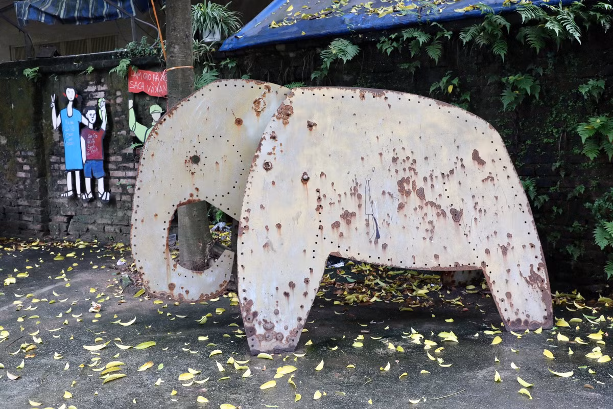 Sau một thời gian chịu ảnh hưởng của thời tiết, những tác phẩm đã bị hoen gỉ, thiếu chăm sóc, bảo trì. Thực trạng này khiến nhiều người dân và nghệ sĩ không khỏi xót xa.