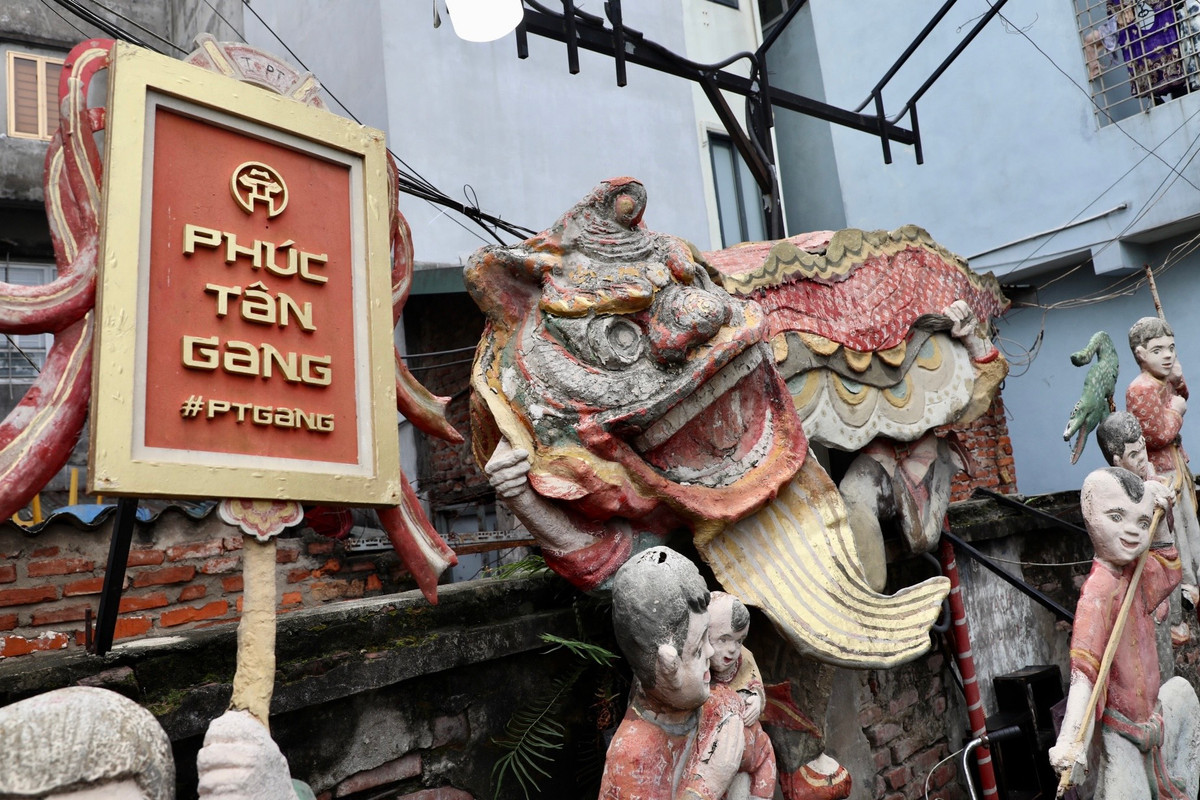 Tác phẩm điêu khắc "Múa lân" của nghệ sĩ Nguyễn Xuân Lam không còn nguyên vẹn.