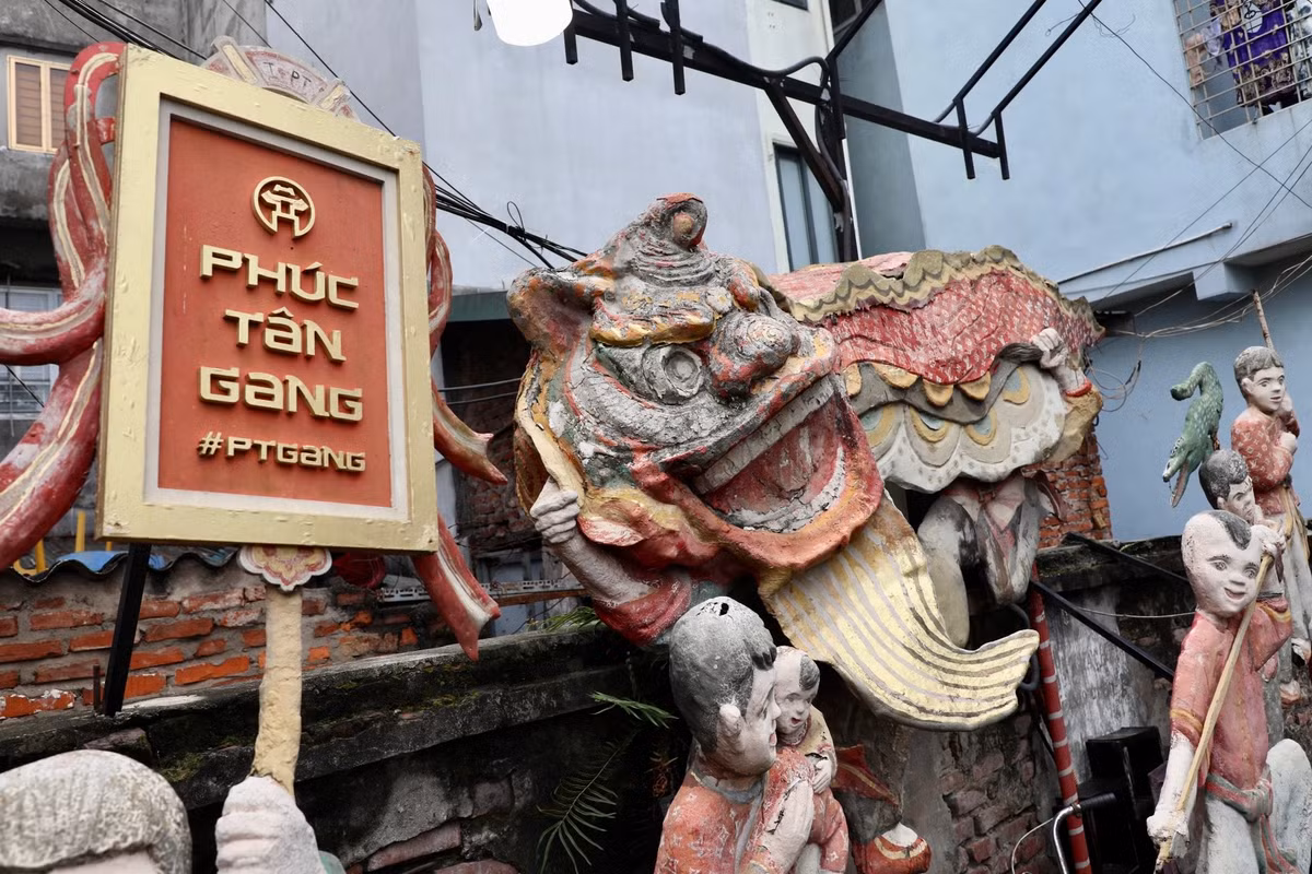 Tác phẩm điêu khắc "Múa lân" của nghệ sĩ Nguyễn Xuân Lam không còn nguyên vẹn.