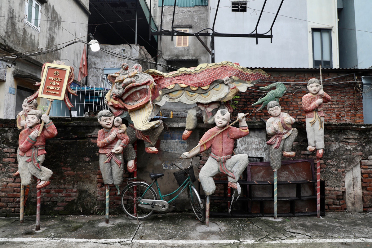 Không gian nghệ thuật ở đây đang xuống cấp trầm trọng. Hầu hết tác phẩm đều bong tróc, kiểu dáng và màu sắc không rõ nét… khiến khu vực này trở nên nhếch nhác.