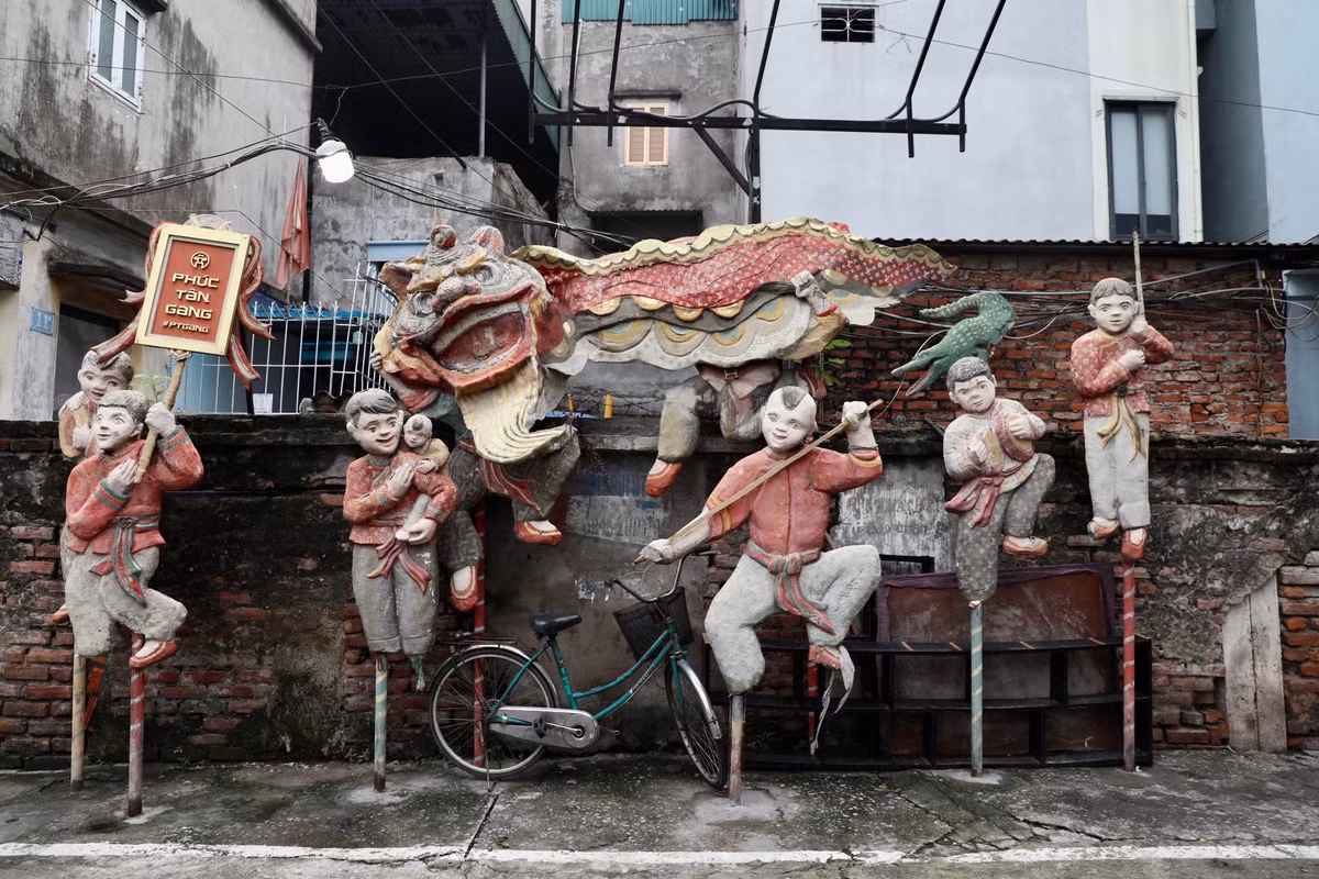 Không gian nghệ thuật ở đây đang xuống cấp trầm trọng. Hầu hết tác phẩm đều bong tróc, kiểu dáng và màu sắc không rõ nét… khiến khu vực này trở nên nhếch nhác.