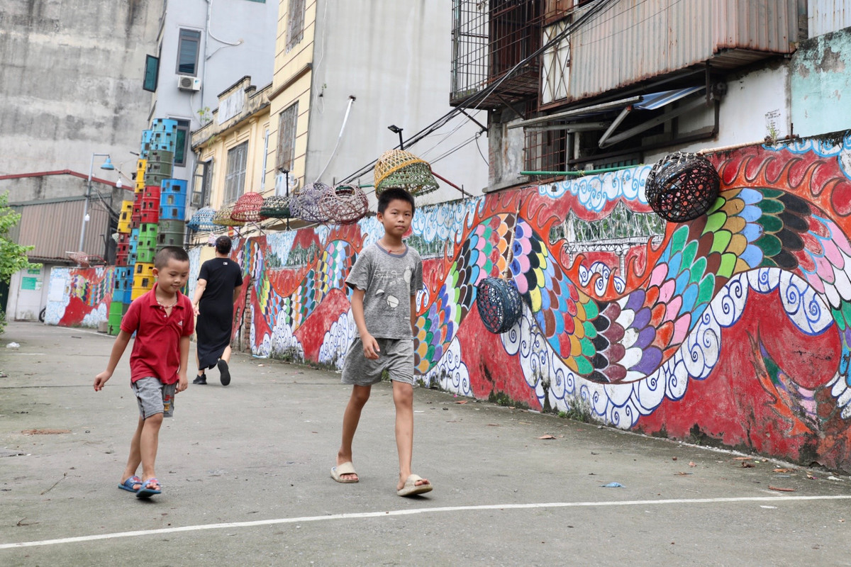 Người dân sống tại đây cho biết: "Những tác phẩm nghệ thuật ngày càng xuống cấp trầm trọng, hư hỏng nặng khiến việc tồn tại của nó chỉ làm nơi đây trở nên xấu xí, nhếch nhác hơn. Nếu không thể quan tâm, tu sửa thường xuyên thì có thể dẹp chúng đi, đó cũng là tôn trọng tác giả".