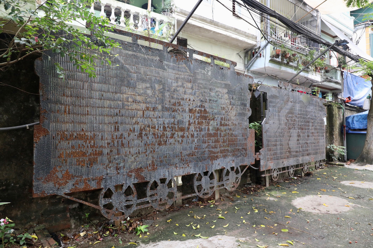 Hoen gỉ và nhếch nhác khiến người ta nghĩ tới một phế thải hơn là một tác phẩm nghệ thuật.