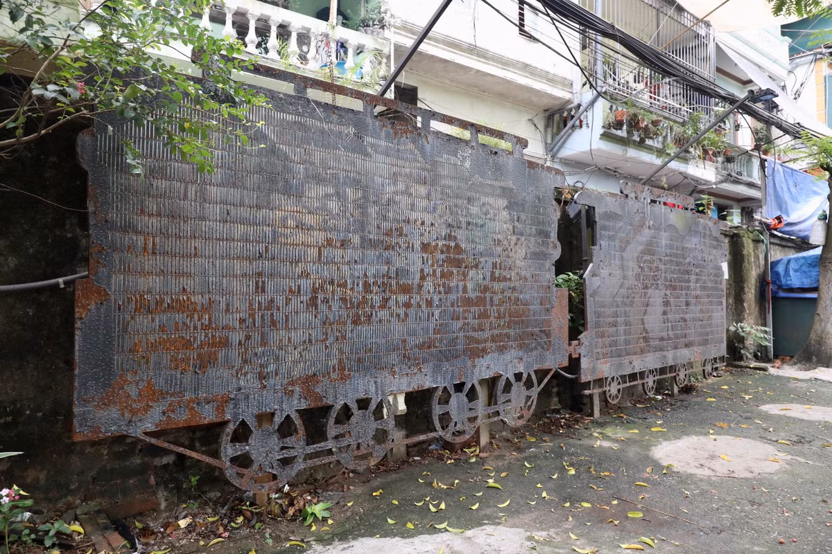 Hoen gỉ và nhếch nhác khiến người ta nghĩ tới một phế thải hơn là một tác phẩm nghệ thuật.