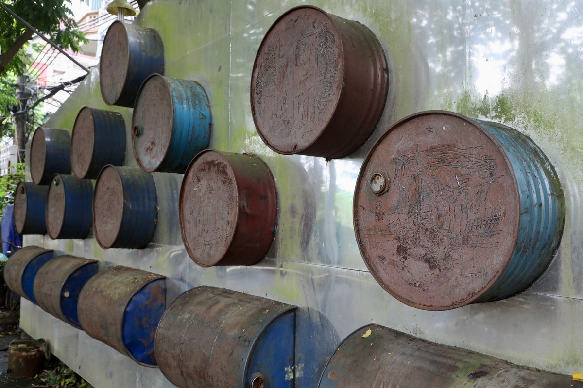 Tình trạng xuống cấp khiến các tác phẩm nghệ thuật trở nên mờ nhạt, mất đi sự cuốn hút và không còn gây ấn tượng mạnh cho người đi qua.