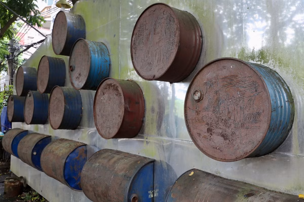 Tình trạng xuống cấp khiến các tác phẩm nghệ thuật trở nên mờ nhạt, mất đi sự cuốn hút và không còn gây ấn tượng mạnh cho người đi qua.