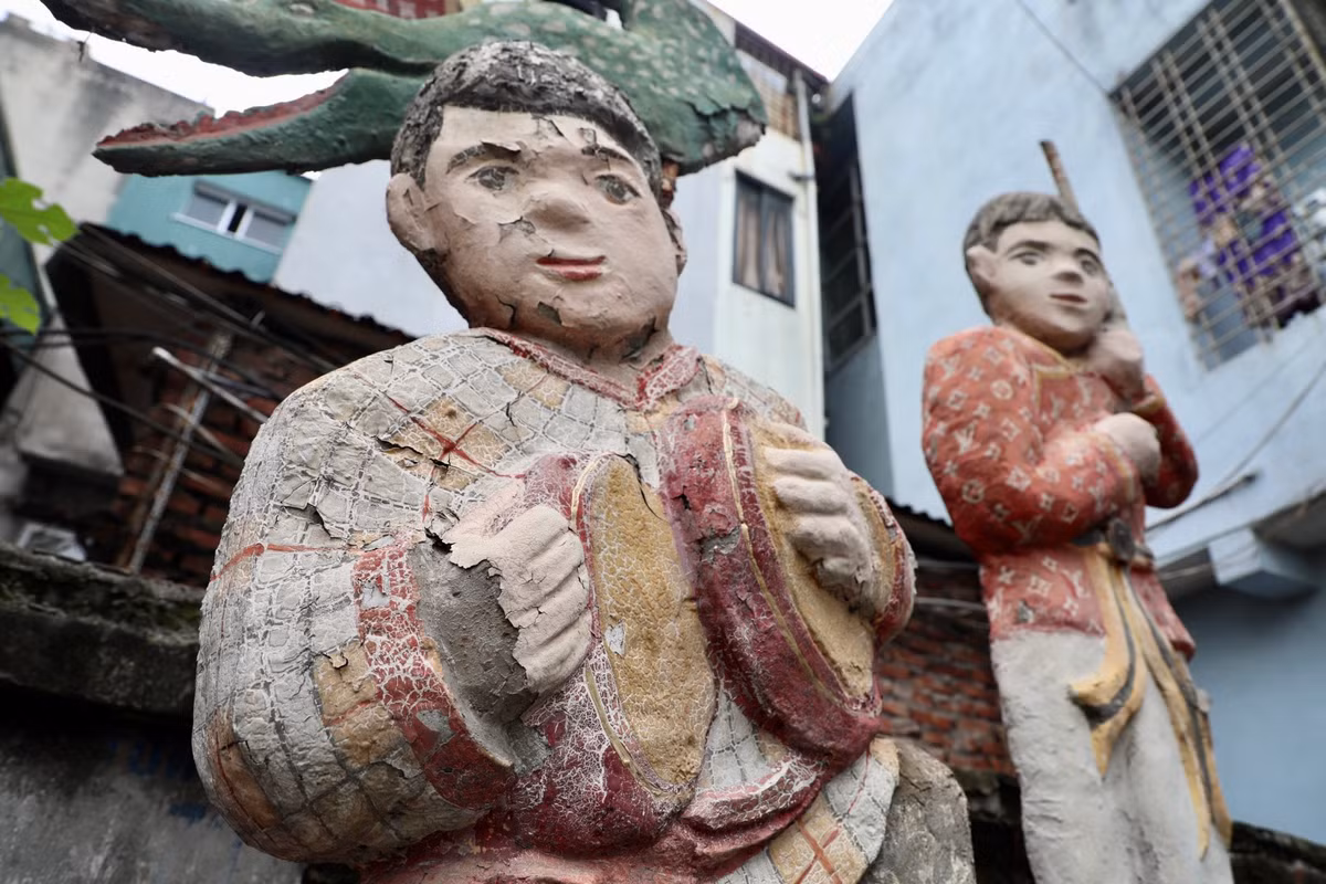 Xuất hiện nhiều vết nứt, phần sơn bong tróc và phai màu.