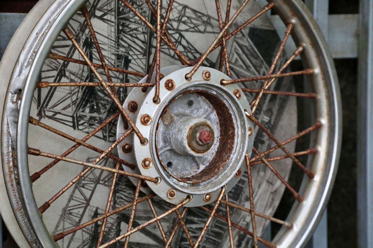 Những mô hình này được làm bằng chính những phế thải tập kết ở con đường ven sông Hồng. Nhóm tác giả thực hiện dự án hy vọng các tác phẩm có khả năng thu hút cộng đồng, cũng như mang lợi ích về văn hóa, môi trường và tham quan du lịch cho chính người dân địa phương.