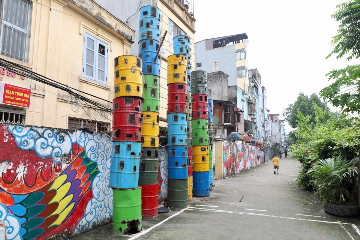 Dự án nghệ thuật công cộng Phúc Tân được khởi công năm 2020 với sự tham gia của 16 nghệ sĩ nổi bật về thực hành nghệ thuật đương đại đến từ Huế, Hà Nội, TP HCM và 2 nghệ sĩ nước ngoài.