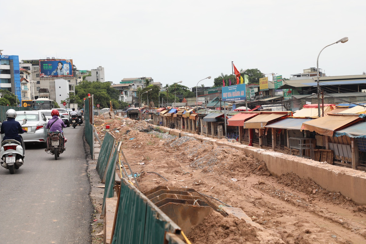 Để bảo đảm an toàn tuyến đê, phục vụ chống lũ năm 2023, thực hiện đúng quy định pháp luật đê điều, phòng chống thiên tai, Phó Chủ tịch UBND thành phố Hà Nội Nguyễn Mạnh Quyền yêu cầu, chủ đầu tư khẩn trương đắp hoàn trả toàn bộ phạm vi đã đào xẻ thân đê, có biện pháp bảo đảm an toàn chống lũ cho đê (đặc biệt là đoạn đê từ chợ hoa Quảng Bá đến ngõ 464 Âu Cơ - hiện trạng toàn bộ đoạn đê này đã bị hạ thấp cao trình chống lũ).