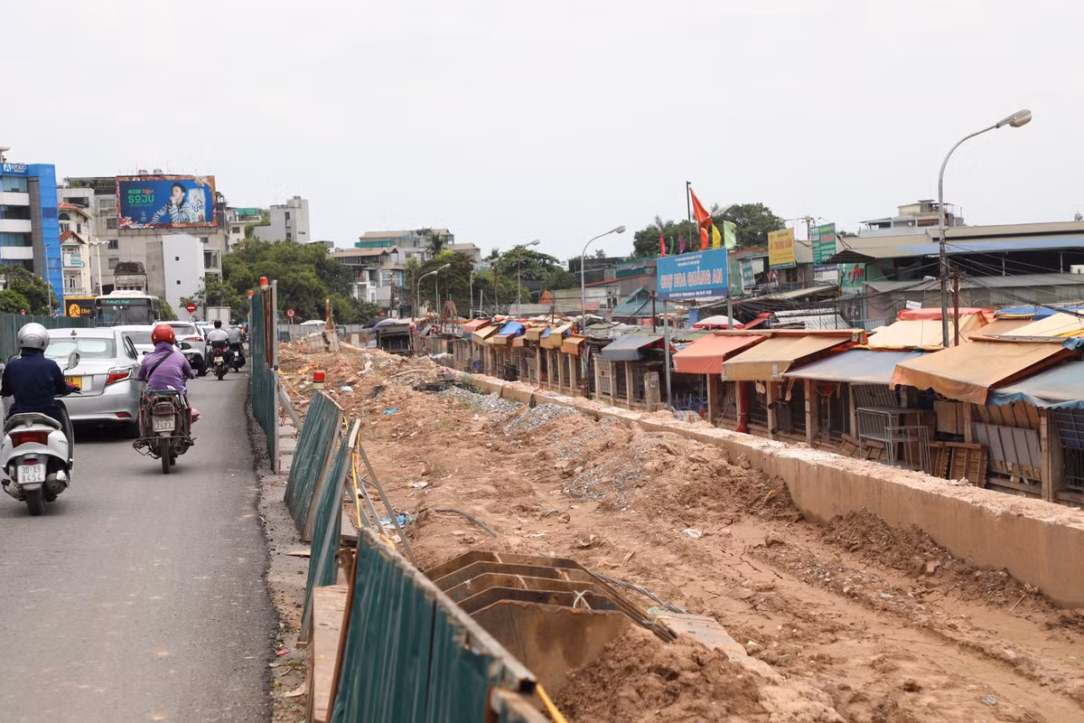 Để bảo đảm an toàn tuyến đê, phục vụ chống lũ năm 2023, thực hiện đúng quy định pháp luật đê điều, phòng chống thiên tai, Phó Chủ tịch UBND thành phố Hà Nội Nguyễn Mạnh Quyền yêu cầu, chủ đầu tư khẩn trương đắp hoàn trả toàn bộ phạm vi đã đào xẻ thân đê, có biện pháp bảo đảm an toàn chống lũ cho đê (đặc biệt là đoạn đê từ chợ hoa Quảng Bá đến ngõ 464 Âu Cơ - hiện trạng toàn bộ đoạn đê này đã bị hạ thấp cao trình chống lũ).