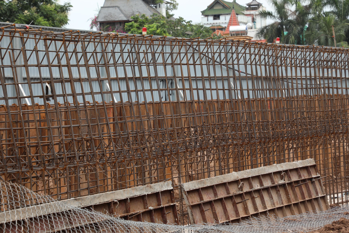 Chủ đầu tư thi công hạng mục thay thế kết cấu đê làm bằng đất thành đê bê tông cốt thép.