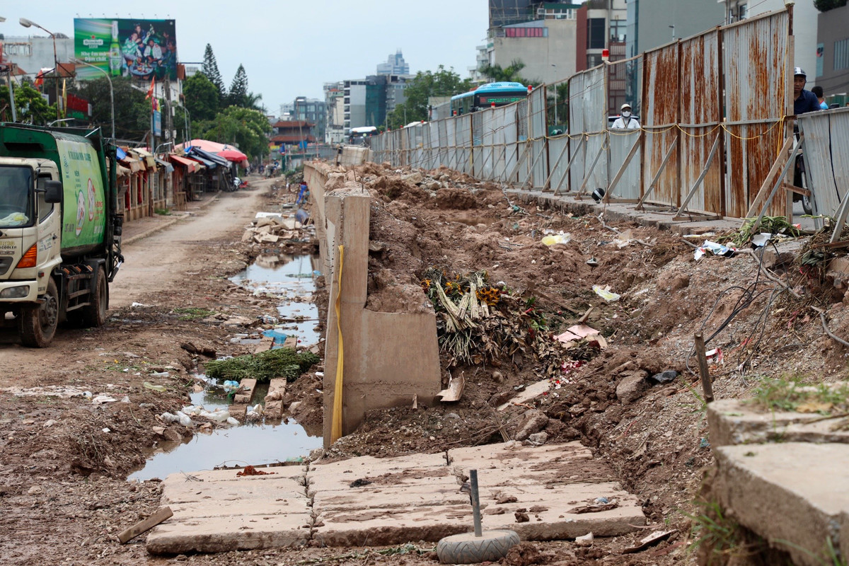 UBND thành phố Hà Nội yêu cầu chủ đầu tư phải hoàn thành các hạng mục đê bê tông cốt thép và cửa khẩu qua đê trước ngày 15/6/2023. Tuy nhiên, đến nay, chủ đầu tư vẫn chưa hoàn thành hạng mục nêu trên, ảnh hưởng nghiêm trọng công tác phòng, chống thiên tai trong mùa mưa lũ 2023.