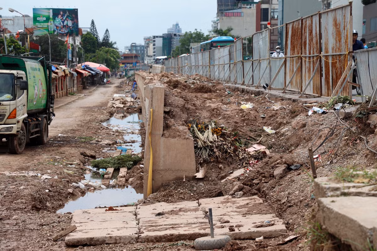 UBND thành phố Hà Nội yêu cầu chủ đầu tư phải hoàn thành các hạng mục đê bê tông cốt thép và cửa khẩu qua đê trước ngày 15/6/2023. Tuy nhiên, đến nay, chủ đầu tư vẫn chưa hoàn thành hạng mục nêu trên, ảnh hưởng nghiêm trọng công tác phòng, chống thiên tai trong mùa mưa lũ 2023.