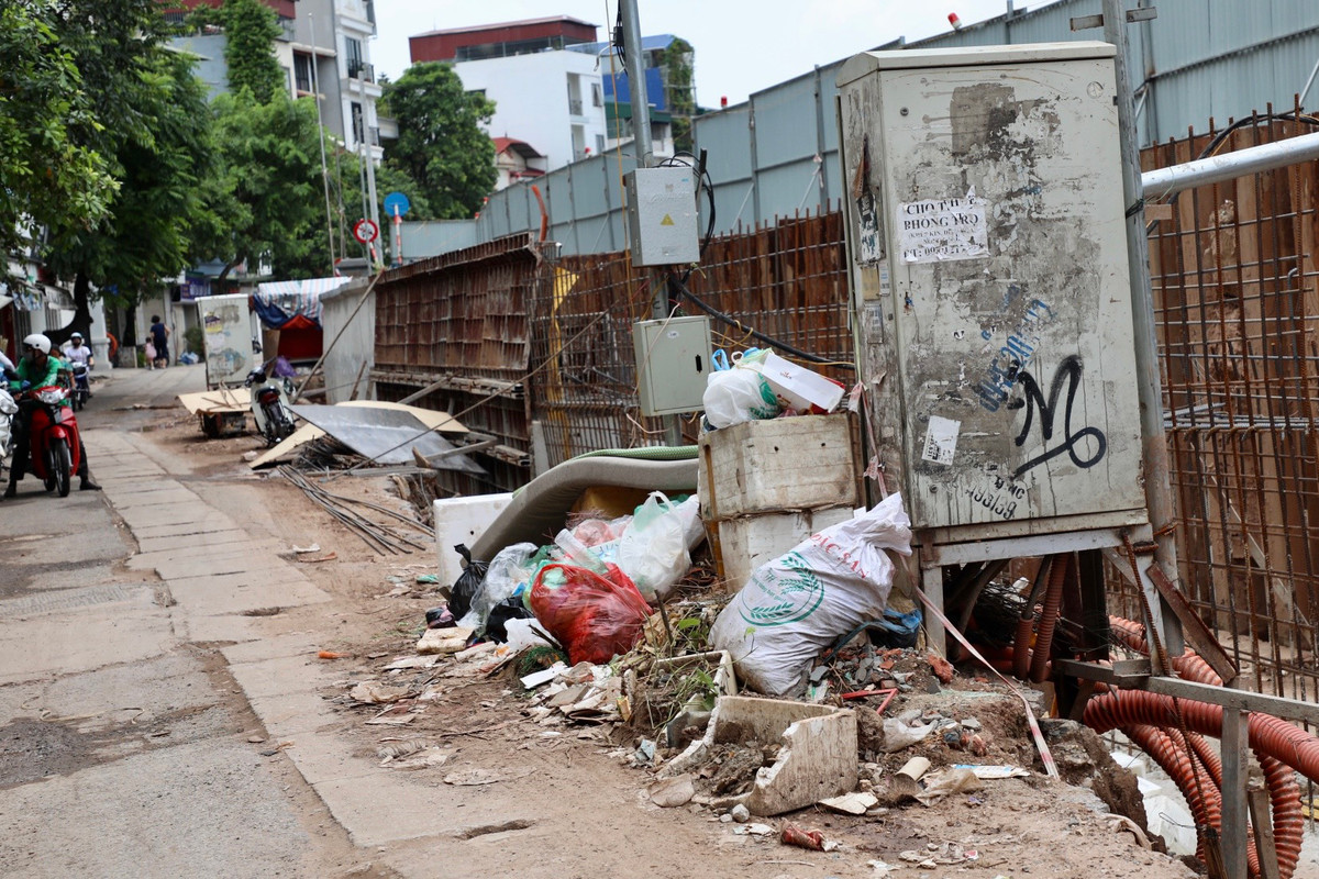 Rác thải chất đống khiến khu vực trở nên nhếch nhác.