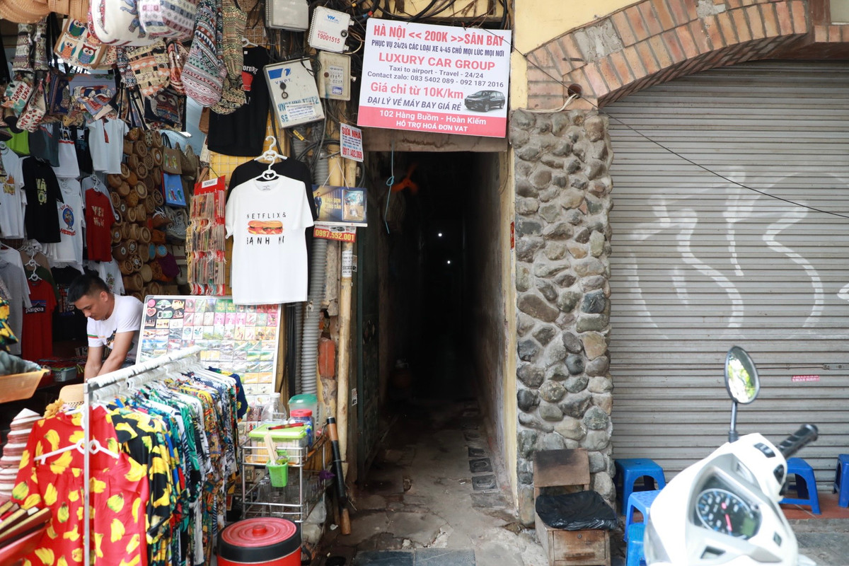  Hà Nội có hàng ngàn con hẻm, ngách nhỏ có khi chỉ dắt vừa chiếc xe máy. Ghi nhận tại phố Hàng Buồm, con phố chỉ dài 300m, nhưng có rất nhiều ngõ nhỏ, sâu với lối đi chật hẹp. Trong mỗi ngõ "địa đạo" này có hàng chục hộ dân đang sinh sống.