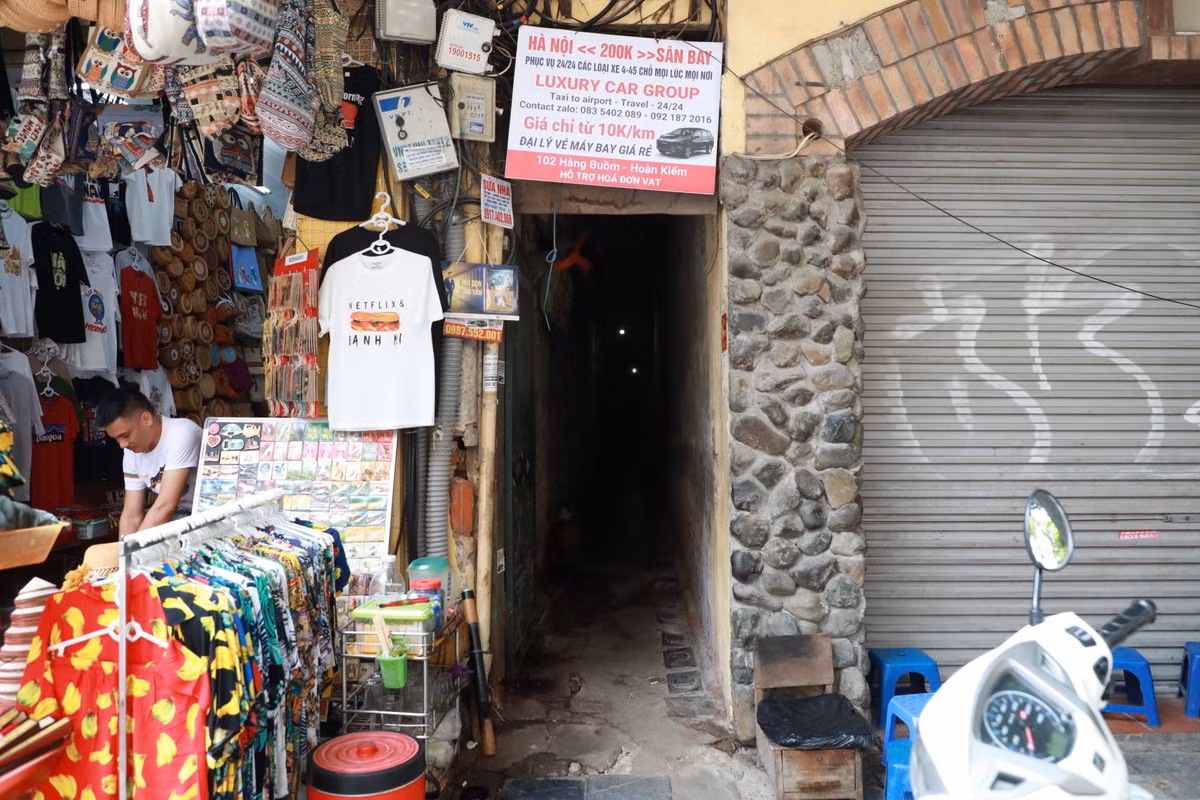  Hà Nội có hàng ngàn con hẻm, ngách nhỏ có khi chỉ dắt vừa chiếc xe máy. Ghi nhận tại phố Hàng Buồm, con phố chỉ dài 300m, nhưng có rất nhiều ngõ nhỏ, sâu với lối đi chật hẹp. Trong mỗi ngõ "địa đạo" này có hàng chục hộ dân đang sinh sống.