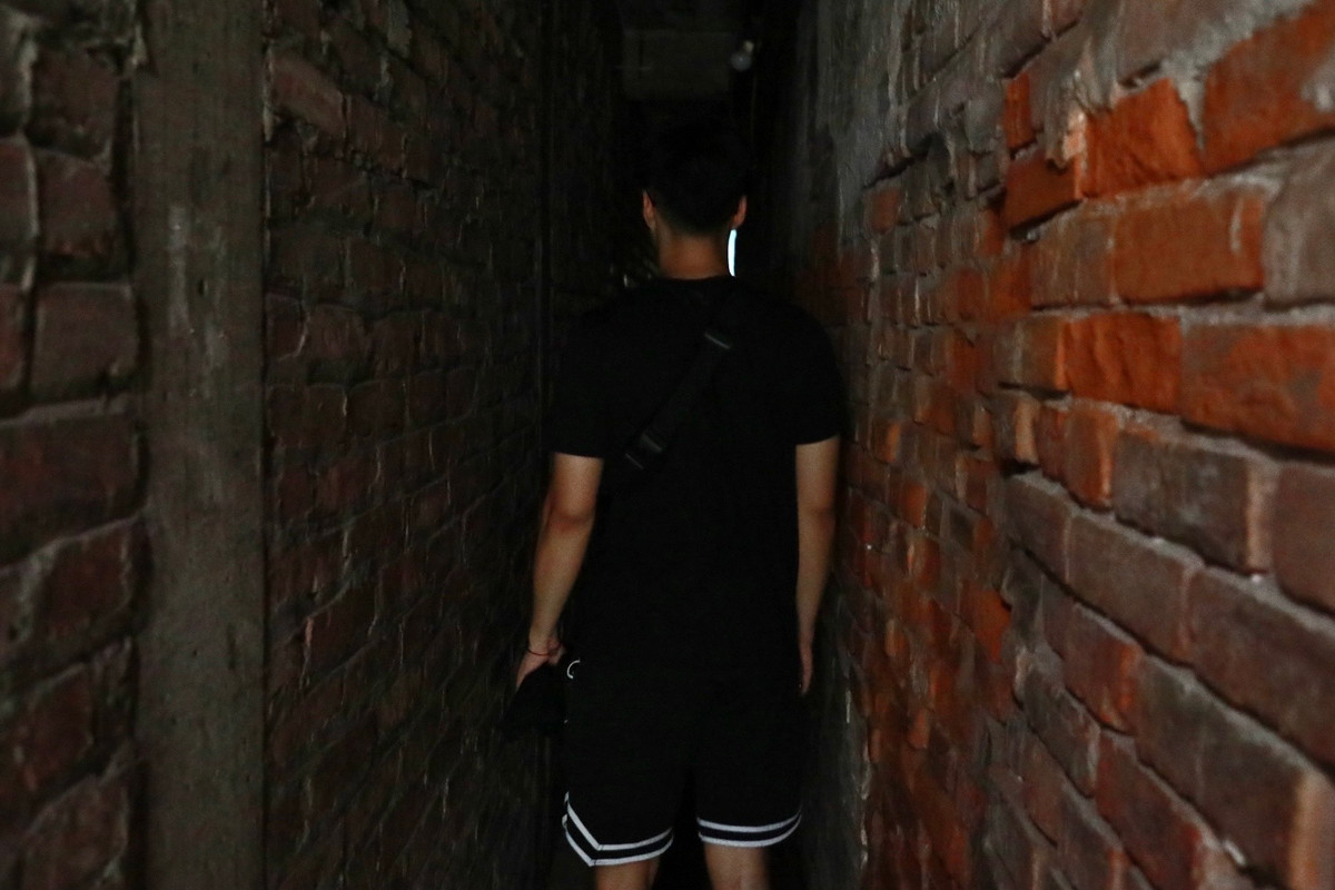 Lối đi còn không vừa 1 chiếc xe máy, tối om không một bóng đèn điện. Đặc biệt, nếu 2 người đi ngược chiều nhau thì 1 người sẽ phải lùi lại để nhường đường.