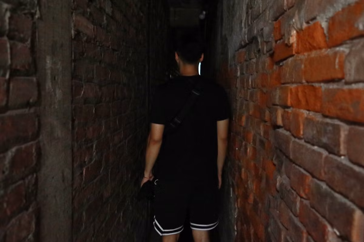 Lối đi còn không vừa 1 chiếc xe máy, tối om không một bóng đèn điện. Đặc biệt, nếu 2 người đi ngược chiều nhau thì 1 người sẽ phải lùi lại để nhường đường.