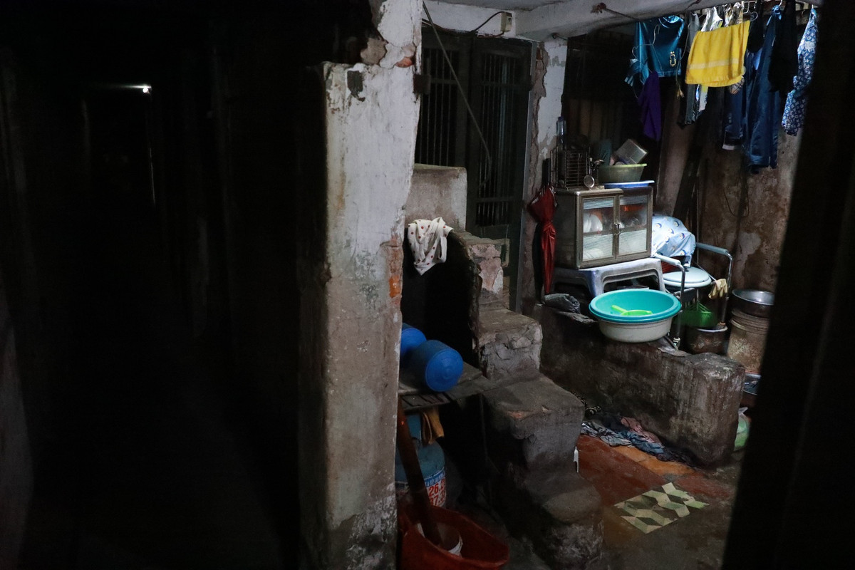 Trong con ngõ vừa tối vừa hẹp này là hàng chục căn nhà cũ kĩ, chật chội, ẩm thấp đã tồn tại qua bao đời nay.