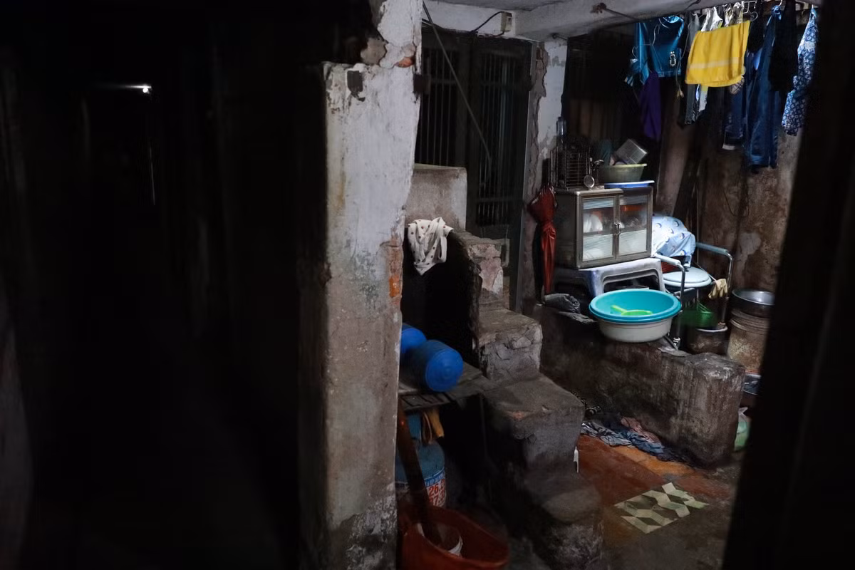 Trong con ngõ vừa tối vừa hẹp này là hàng chục căn nhà cũ kĩ, chật chội, ẩm thấp đã tồn tại qua bao đời nay.