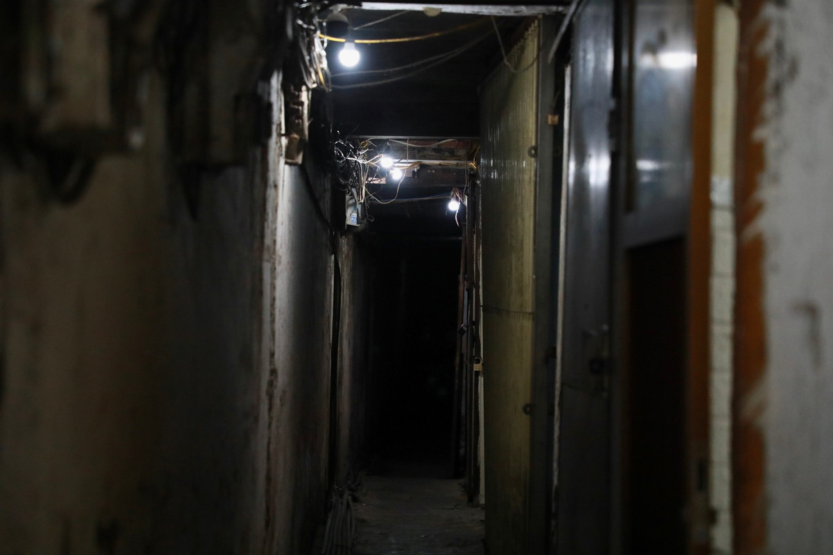 Con ngõ hẹp vừa 1 chiếc xe máy, bóng điện lắp chỗ có chỗ không.