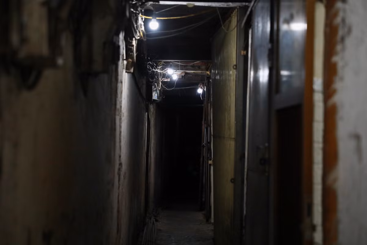 Con ngõ hẹp vừa 1 chiếc xe máy, bóng điện lắp chỗ có chỗ không.