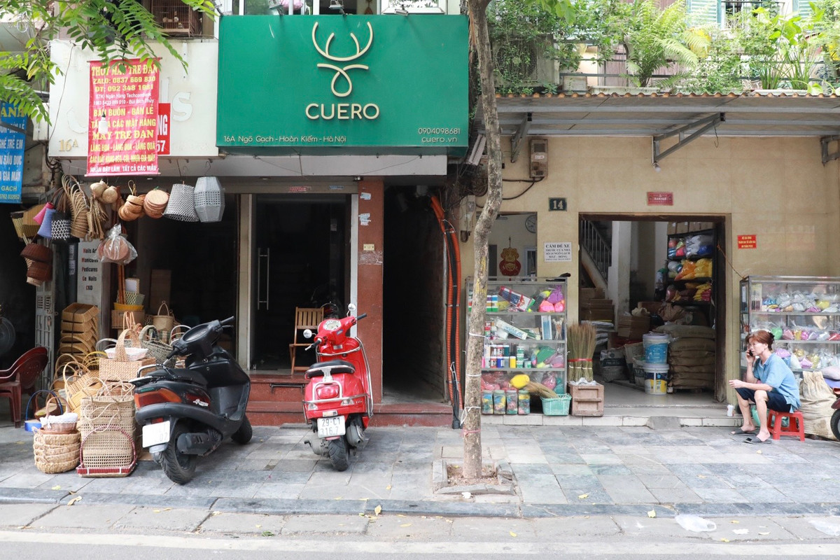 Tại ngõ 14 phố Ngõ Gạch, đây được cho là con ngõ có chiều rộng nhỏ nhất ở Hà Nội. Nơi hẹp nhất của ngõ chỉ chưa đầy 50cm.