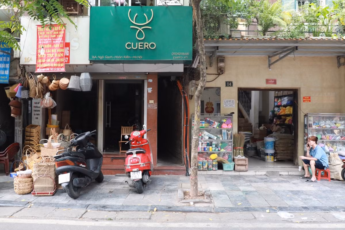 Tại ngõ 14 phố Ngõ Gạch, đây được cho là con ngõ có chiều rộng nhỏ nhất ở Hà Nội. Nơi hẹp nhất của ngõ chỉ chưa đầy 50cm.