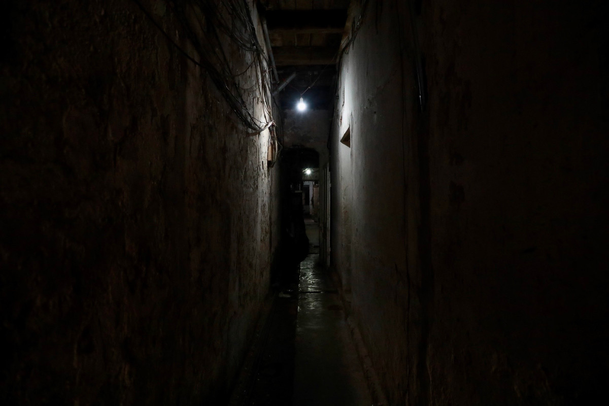 Ngõ 102 Hàng Buồm (Hoàn Kiếm, Hà Nội) sâu hun hút, tối thui, "không lối thoát". Chỉ có 2 bóng điện nhỏ bật 24/24 để chiếu sáng cho cả con ngõ.