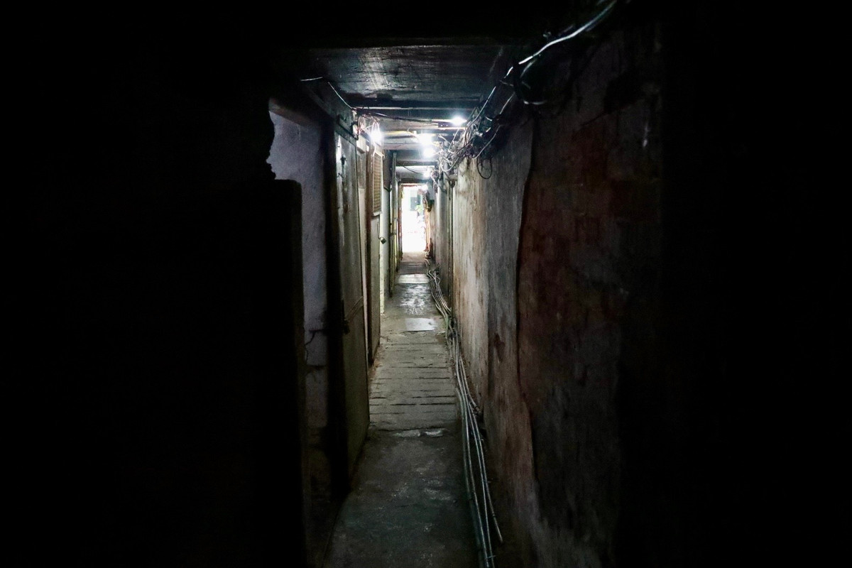 Con ngõ 96 Hàng Buồm tối tăm này dài khoảng 100m, đi thông thẳng sang phố Ngõ Gạch.