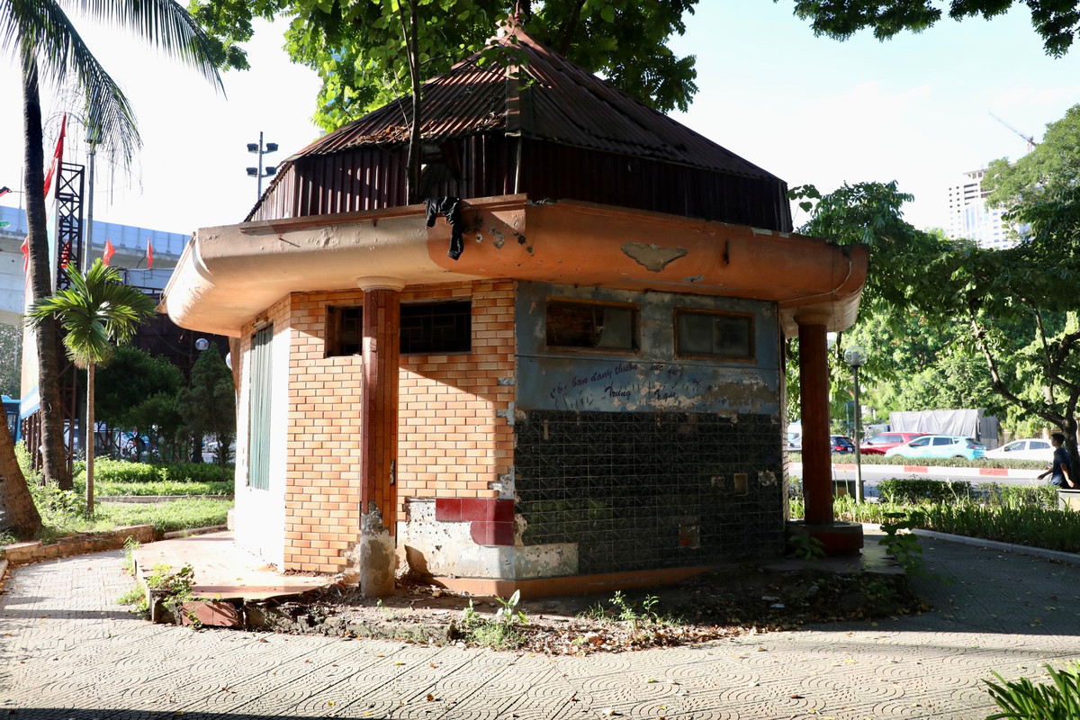 Cạnh đó là một công trình bị bỏ hoang, xập xệ. Địa điểm này từng được sử dụng để kinh doanh trái phép và đã bị dẹp bỏ.