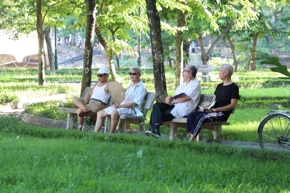 Một người dân thường xuyên tập thể dục tại vườn hoa Nguyễn Trãi chia sẻ: "Những không gian công cộng thế này rất hữu ích với người dân, đáng lẽ phải xanh - sạch - đẹp nhưng đây thì ngược lại, rất xuống cấp, nhếch nhác mà mãi không khắc phục được. Hy vọng các cơ quan chức năng đặc biệt quan tâm, sớm cải tạo, nâng cấp những không gian xanh của thành phố".