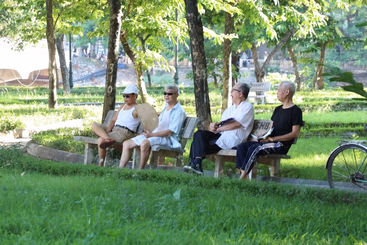 Một người dân thường xuyên tập thể dục tại vườn hoa Nguyễn Trãi chia sẻ: "Những không gian công cộng thế này rất hữu ích với người dân, đáng lẽ phải xanh - sạch - đẹp nhưng đây thì ngược lại, rất xuống cấp, nhếch nhác mà mãi không khắc phục được. Hy vọng các cơ quan chức năng đặc biệt quan tâm, sớm cải tạo, nâng cấp những không gian xanh của thành phố".