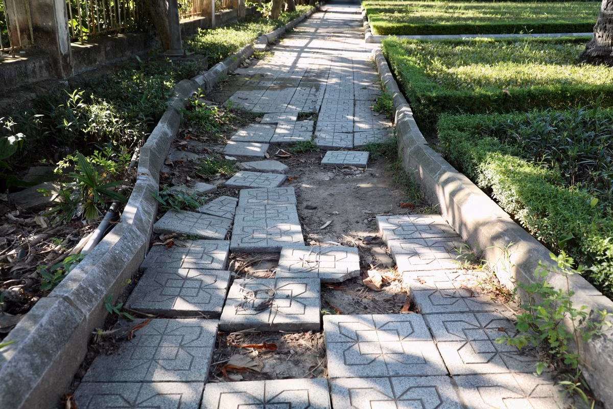 Đá lát đường nhiều chỗ hư hỏng nặng, trơ lại lớp cát nền.