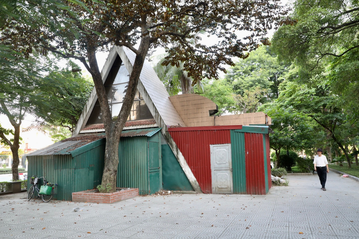 Một công trình điểm nhấn tại vườn hoa Nguyễn Trãi bị quây tôn, trở thành nơi để đồ dùng, vật liệu.