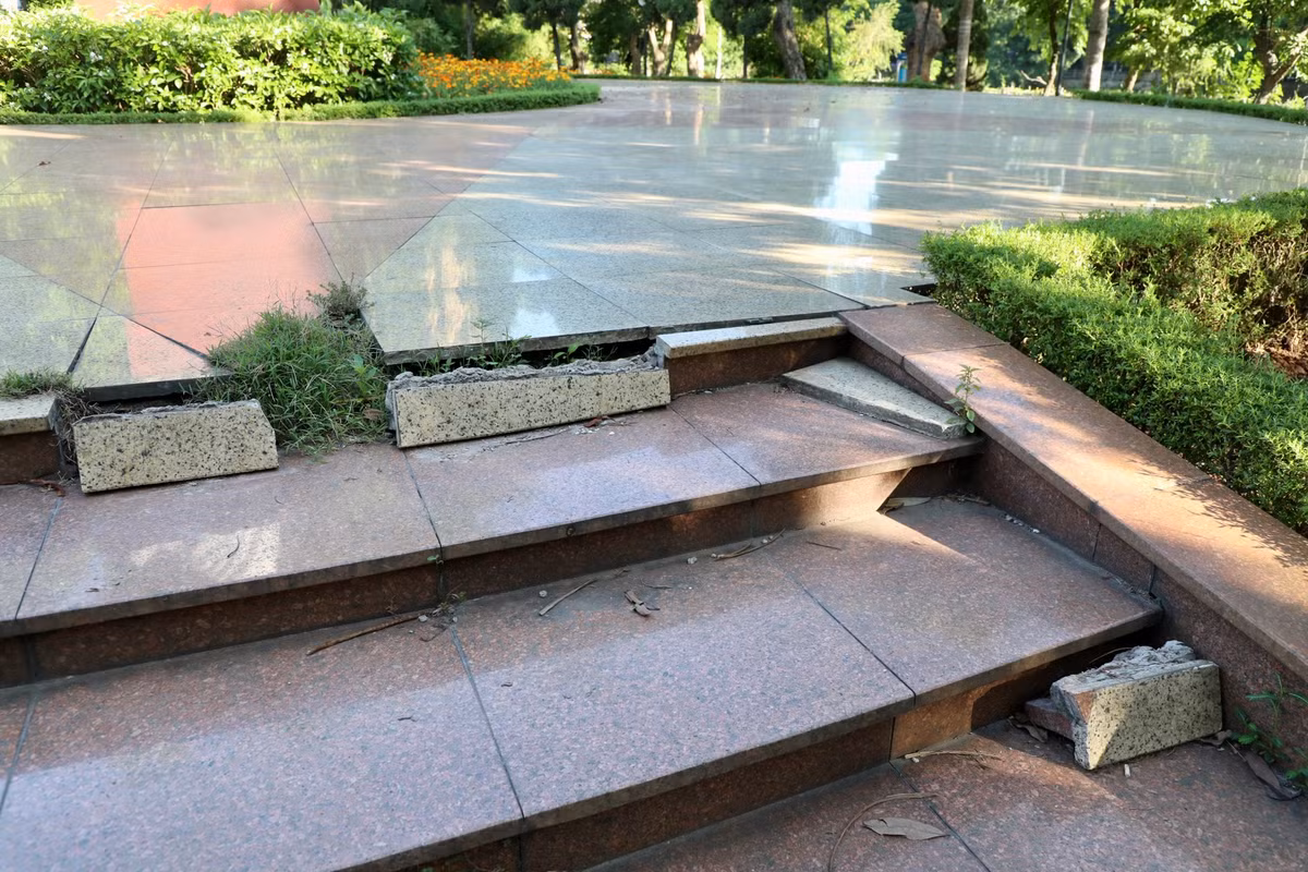 Bậc thang lên xuống khu vực tượng đài nứt vỡ.