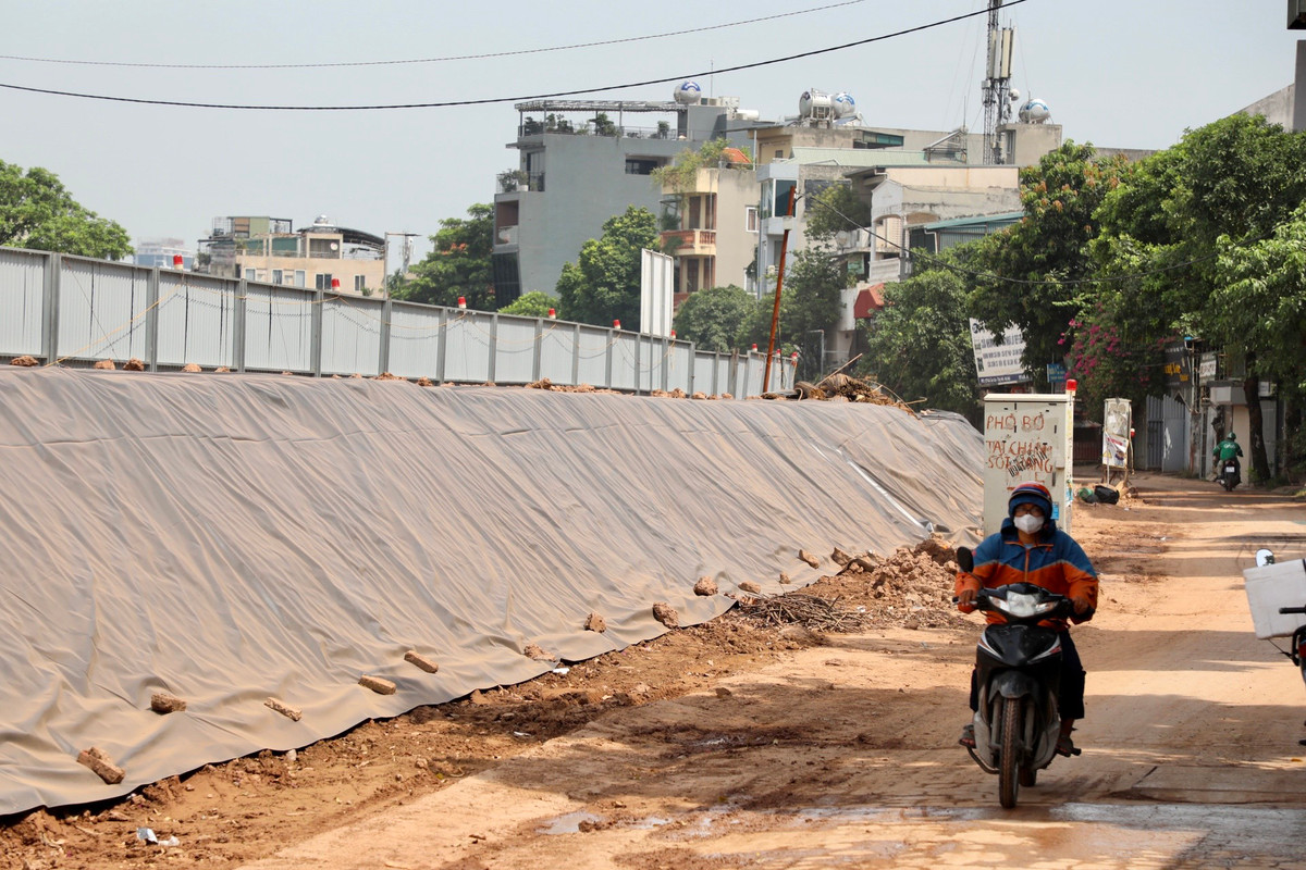 Thân đê được phủ bạt chống thấm HPDE. Theo ghi nhận của PV, đơn vị thi công đã đắp hoàn trả được khoảng 2/3 m thân đê hữu Hồng, đoạn từ chợ hoa Quảng Bá đến ngõ 464 Âu Cơ.