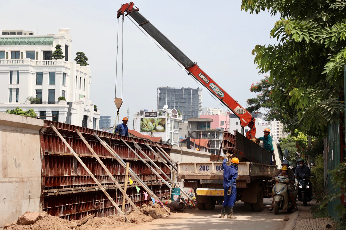UBND TP Hà Nội yêu cầu cần làm rõ trách nhiệm của tổ chức, cá nhân có liên quan trong việc chậm tiến độ thi công công trình; chủ trì, phối hợp với UBND quận Tây Hồ xây dựng phương án phòng, chống thiên tai năm 2023 theo đúng quy định của Luật Phòng, chống thiên tai.