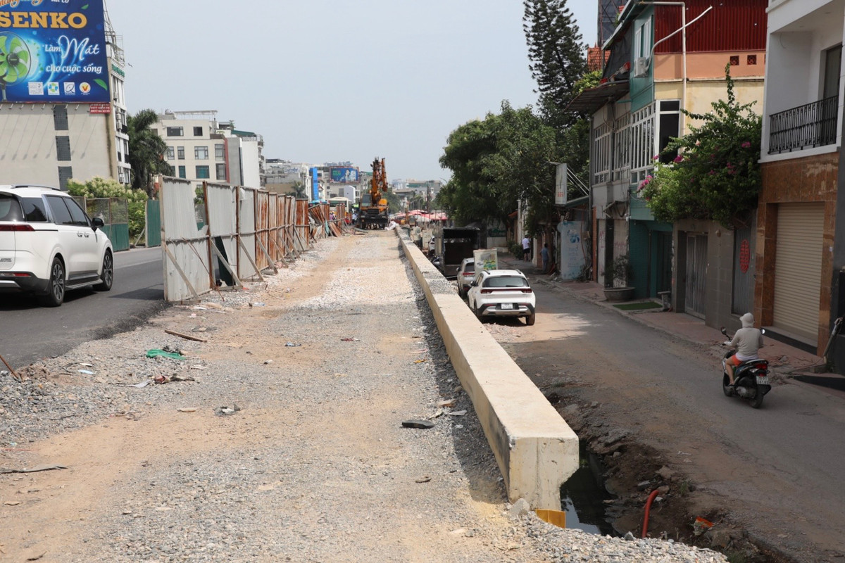 Cùng với việc hoàn thiện phương án phòng, chống thiên tai của dự án, nhà thầu thi công khắc phục các vị trí mặt đường Âu Cơ bị lún, nứt; gia cố hàng rào tôn và thường xuyên ứng trực tại công trường có phương án thoát nước hỗ móng để không đọng nước trong phạm vi thi công, đảm bảo vệ sinh môi trường và huy động các vật tư, thiết bị (máy móc, bao tải dứa, dự trữ đất...) theo phương châm 4 tại chỗ để sẵn sàng ứng phó khi cần thiết.