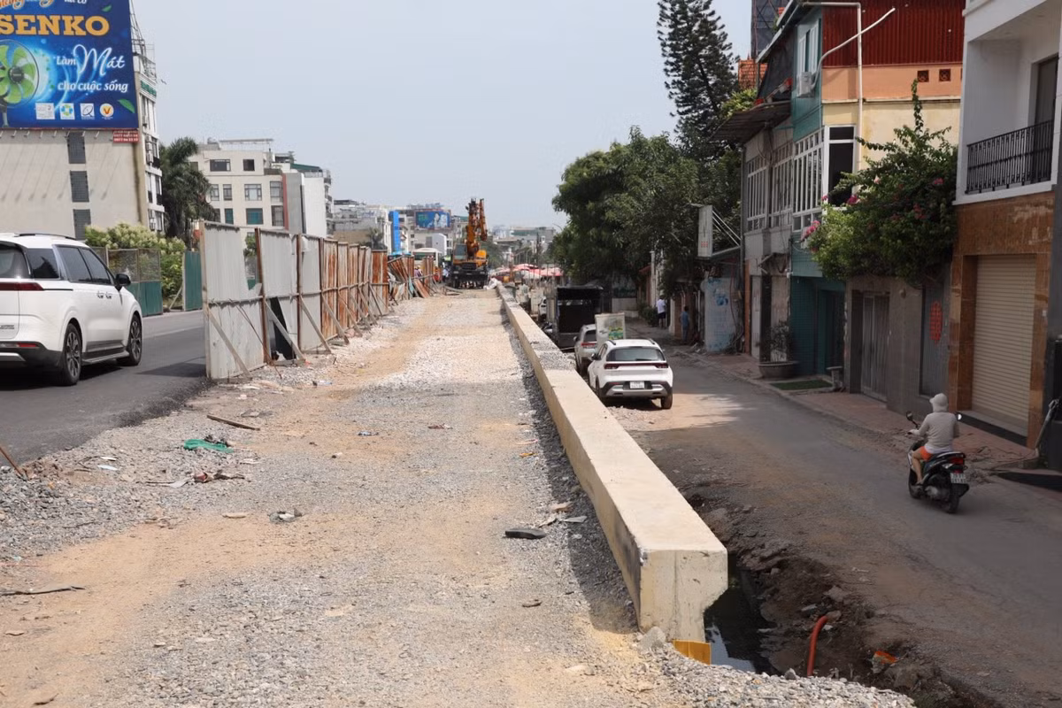 Cùng với việc hoàn thiện phương án phòng, chống thiên tai của dự án, nhà thầu thi công khắc phục các vị trí mặt đường Âu Cơ bị lún, nứt; gia cố hàng rào tôn và thường xuyên ứng trực tại công trường có phương án thoát nước hỗ móng để không đọng nước trong phạm vi thi công, đảm bảo vệ sinh môi trường và huy động các vật tư, thiết bị (máy móc, bao tải dứa, dự trữ đất...) theo phương châm 4 tại chỗ để sẵn sàng ứng phó khi cần thiết.