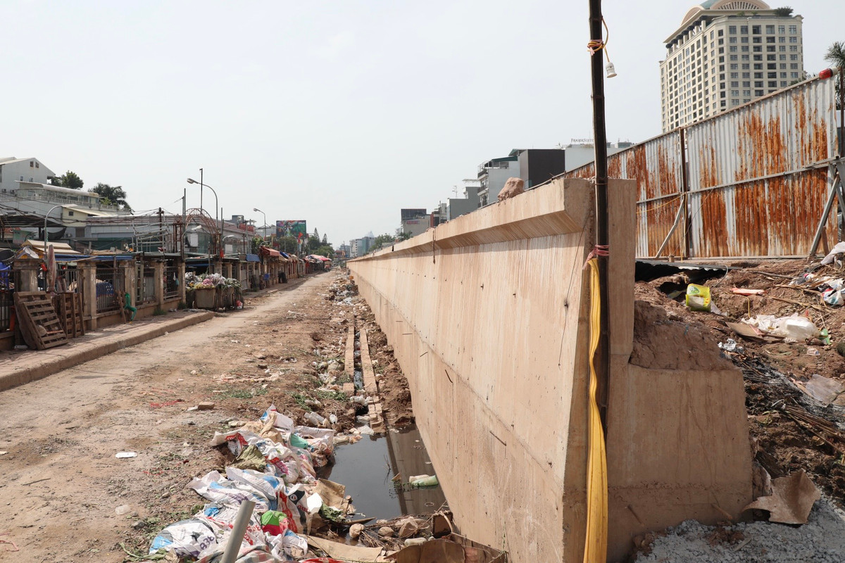 Dự kiến, đoạn thân đê từ ngõ 124 Âu Cơ đến nút giao Xuân Diệu (gần chợ hoa Quảng Bá) sẽ xong trước ngày 30.7; đoạn từ nút giao Xuân Diệu đến nút giao Lạc Long Quân sẽ xong trước ngày 1.8 để đáp ứng yêu cầu phòng, chống lũ.