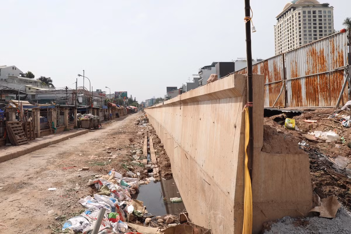 Dự kiến, đoạn thân đê từ ngõ 124 Âu Cơ đến nút giao Xuân Diệu (gần chợ hoa Quảng Bá) sẽ xong trước ngày 30.7; đoạn từ nút giao Xuân Diệu đến nút giao Lạc Long Quân sẽ xong trước ngày 1.8 để đáp ứng yêu cầu phòng, chống lũ.