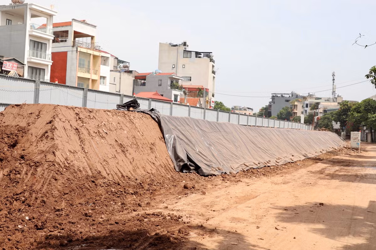 Để bảo đảm an toàn chống lũ cho đê hữu Hồng, Ban Quản lý dự án đầu tư xây dựng công trình giao thông TP.Hà Nội (Ban QLDA) đang tiến hành đắp hoàn trả toàn bộ phạm vi đã đào xẻ thân đê, đoạn từ chợ hoa Quảng Bá đến ngõ 464 Âu Cơ.